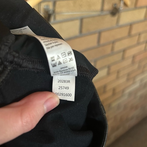 Spanx Faux Leather Jogger Pants Black Elastic Waist Women’s Size Small - Picture 6 of 8